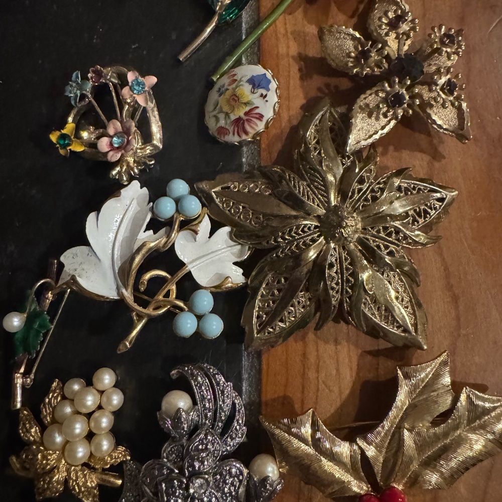 Floral Brooch pins VINTAGE 20 pcs lot flowers leaves rhinestones - Picture 2 of 4